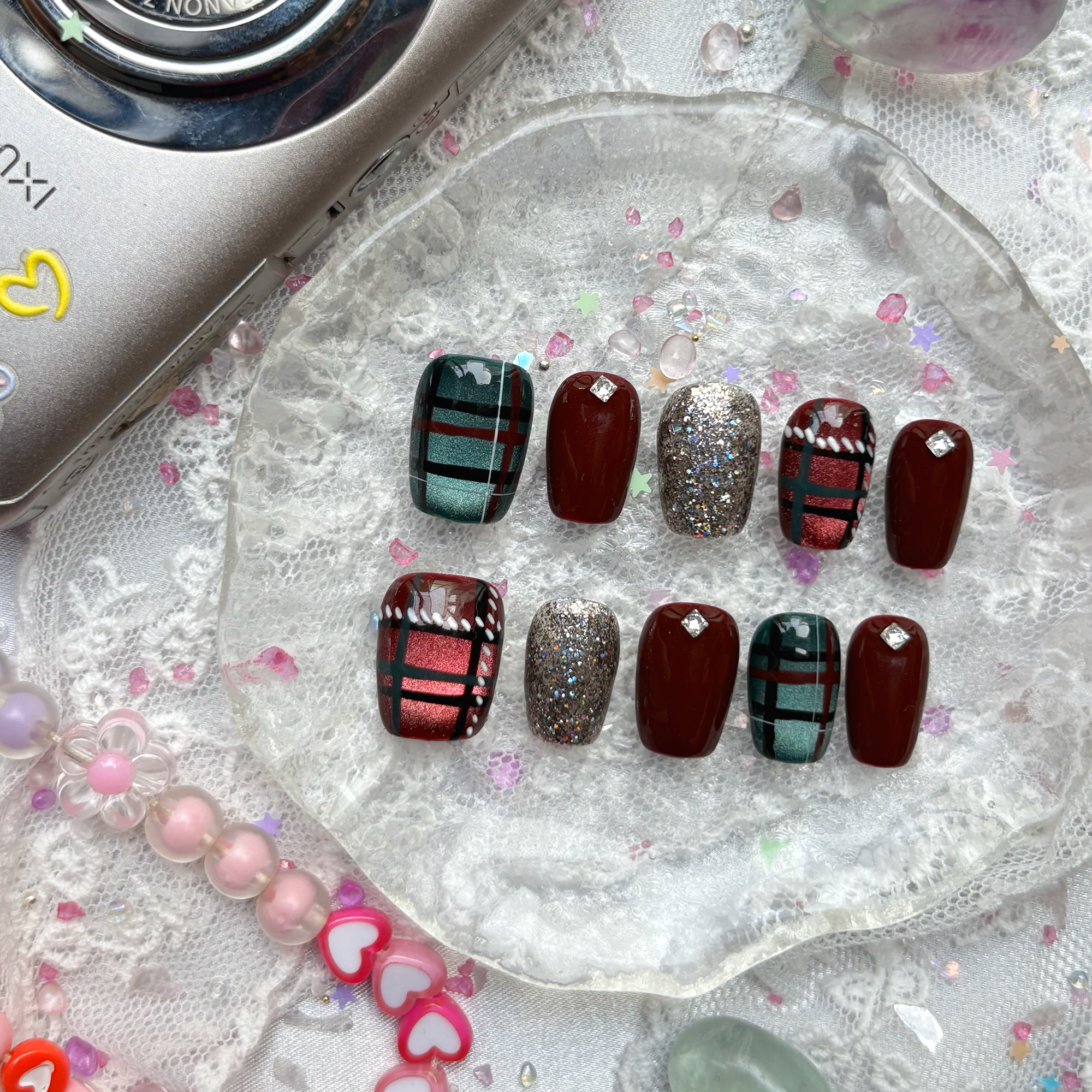 Custom Press-On Nails – Personalized Christmas Burgundy & Green Glitter Nail Art Set | Wynzy Pops Nails
