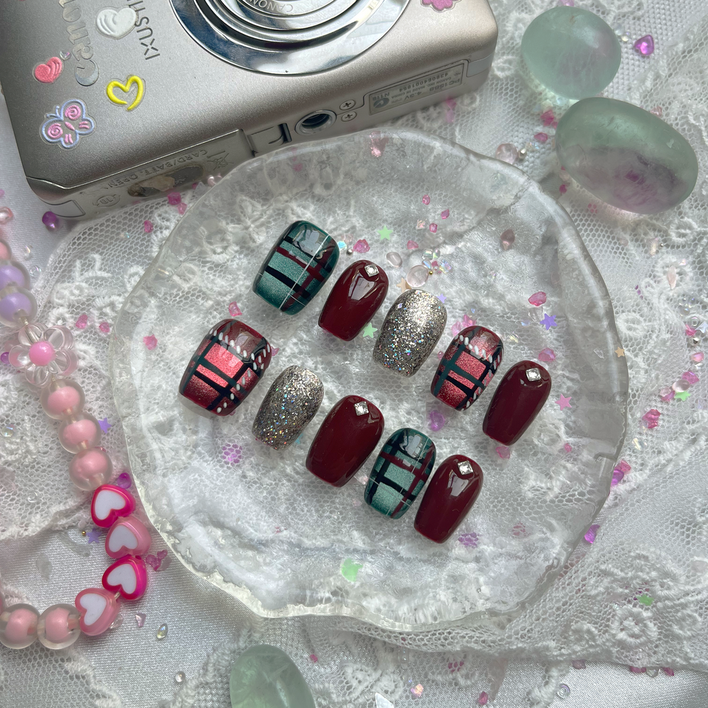 Custom Press-On Nails – Personalized Christmas Burgundy & Green Glitter Nail Art Set | Wynzy Pops Nails