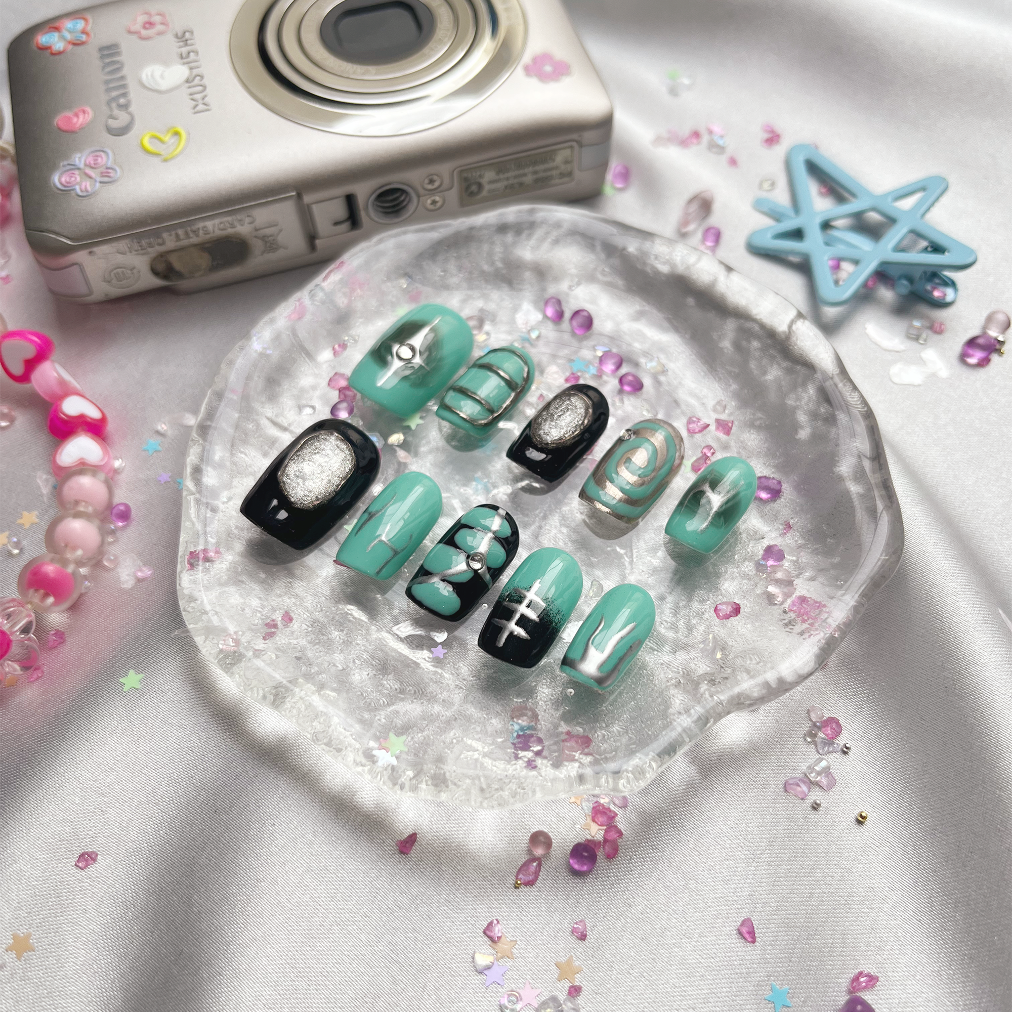 Custom Press-On Nails – Green & Black with Chrome & 3D Abstract Accents | Wynzy Pops Nails